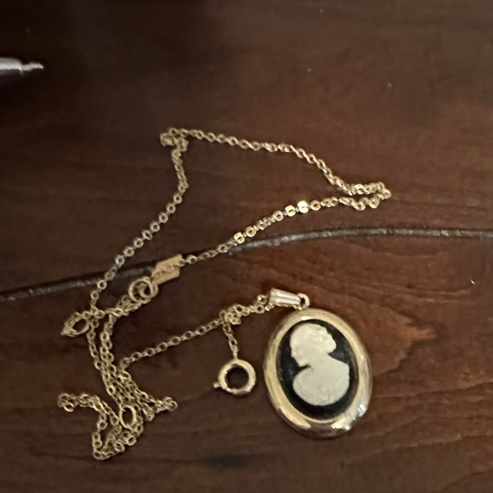 Sarah Coventry Gold and Black Cameo Necklace